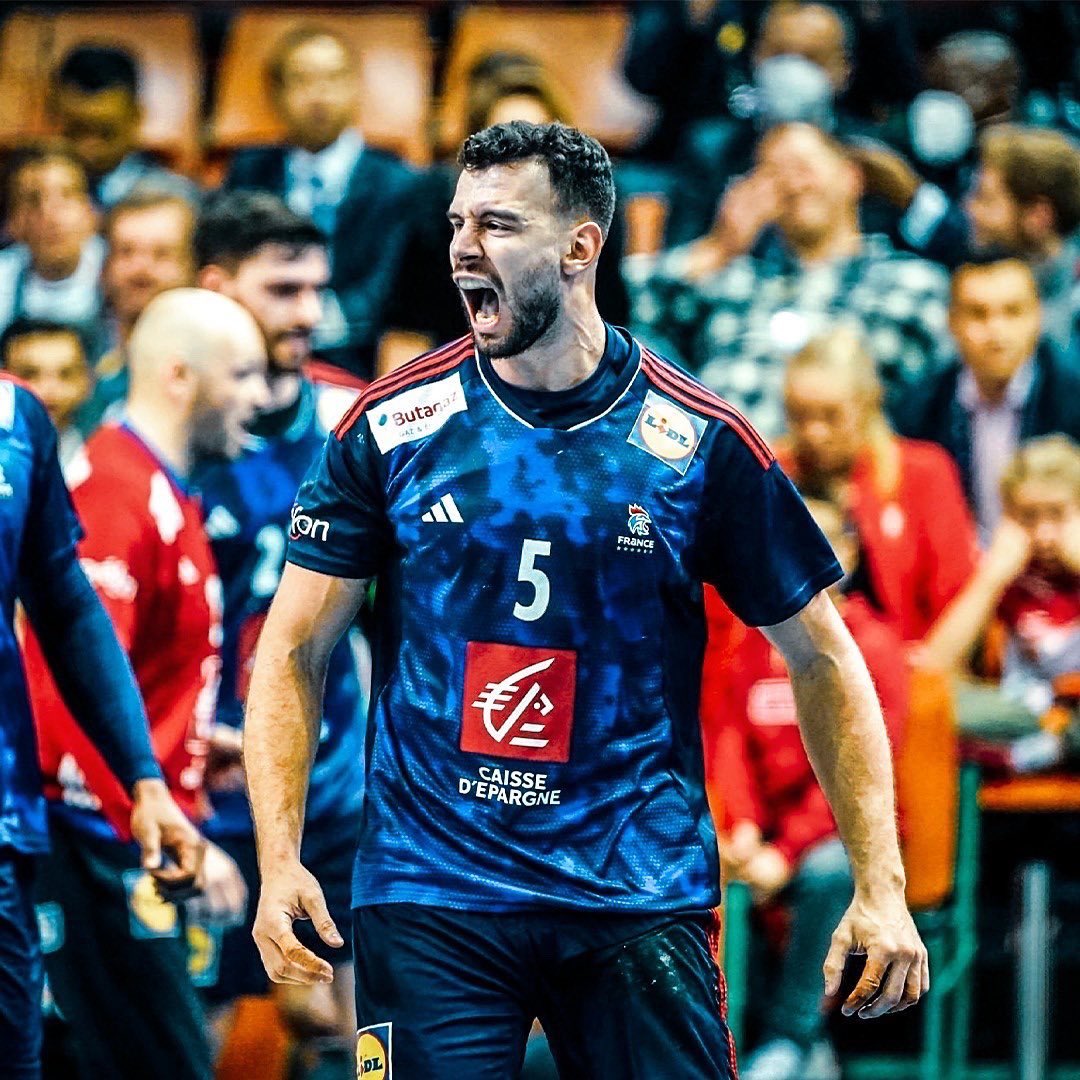 Nedim_Remili's tweet photo. Victoire pour ce premier match face à la Pologne ! 💪🏼🇫🇷 dziękujemy Polskim fan  za powitanie 👏🏼🙌🏼
@adidasFR @FRAHandball #BleuetFier #NR5 https://t.co/GtwFW33zt4