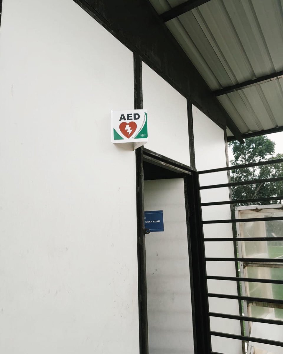 evarenadotco's tweet photo. Automated External Defibrillator (AED) kini disediakan di padang EV Arena Shah Alam. Sila berjumpa dengan krew padang kami sekiranya memerlukan alat AED ini. 

#EVArena #ForEVeryone https://t.co/PlXnHfwwFU