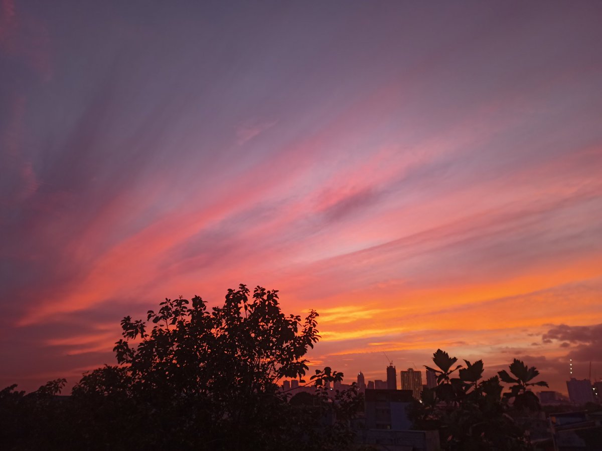 ferdzdecena's tweet image. 2023.01.13 1753 

Beautiful sunset today. I wish I was shooting landscape somewhere with this light. 

#SUNSETALERT