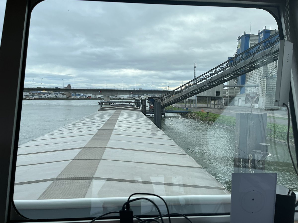 Liggen we hier de hele ochtend met de luiken open … niemand zegt wat 
Blijken ze ah t staken te zijn  #silo #Hüningen to #WeilamRhein #binnenvaart