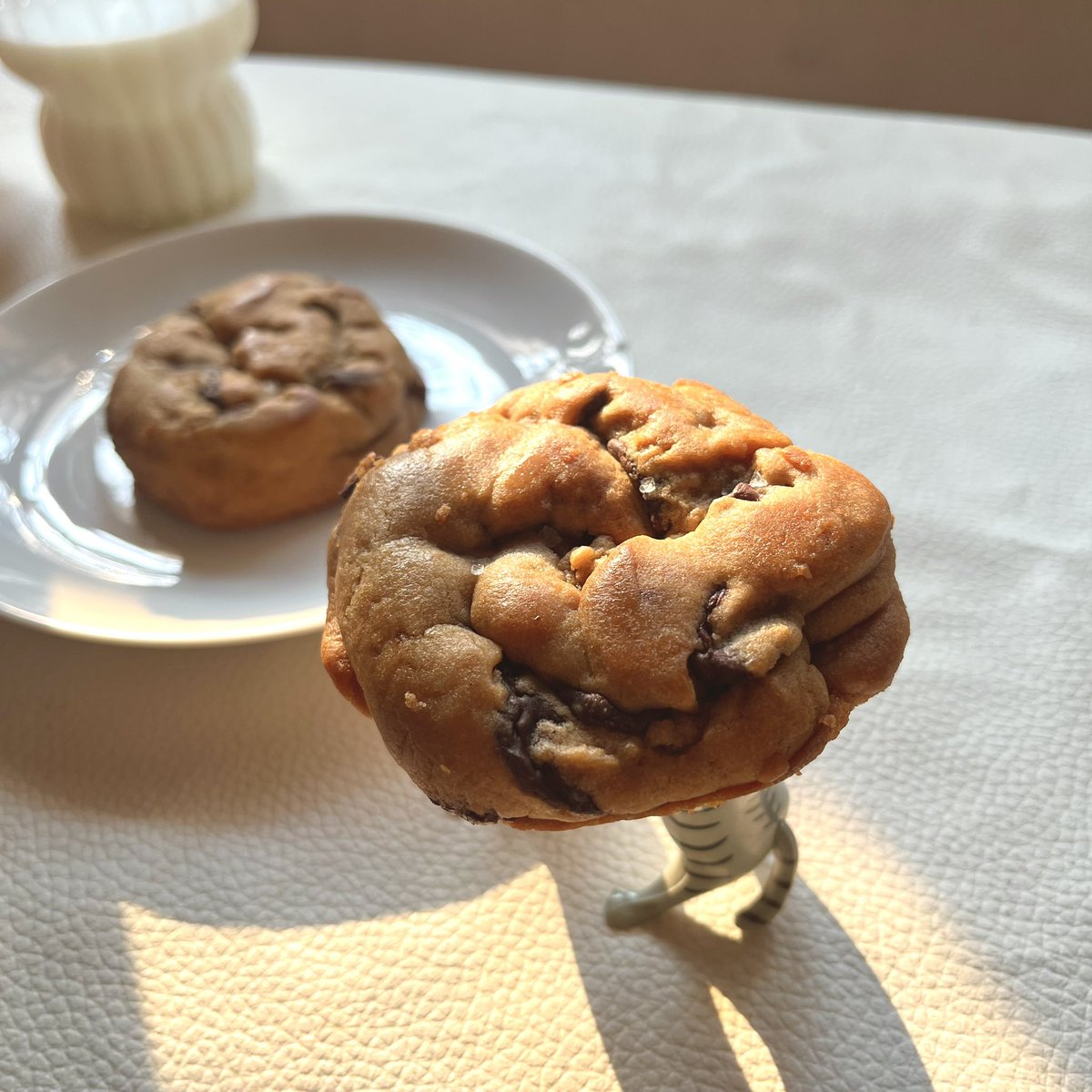 SABUNBAKE's tweet photo. Brown Butter Chocolate Cookies 🍪 
 อร่อยเหมือนเดิมม ชิ้นบะเลิ้ม หอมเนย หวานกลมกล่อม ช็อกโกแลตแน่นๆเหมือนเดิม ขอบคุณคุณครีมที่ใจดีส่งของอร่อยๆมาให้นะคะ จะพยายามทานทีละนิด (กลัวหมด! มันอร่อยอ่าา🥹🥹) 
@cpanyadee #cbaked https://t.co/DN6BkjGLgQ