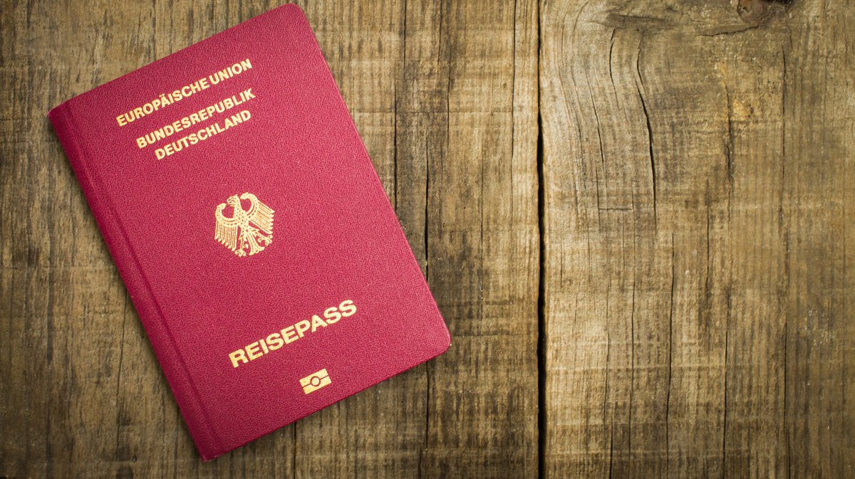 News latest: 🇩🇪 It's getting easier to become a German citizen

✅ Dual citizenship ✅ Eligibility in 5 years... What exactly will the new rules look like? 

#EXBnews #citizenship #Expats 

Full story: exberliner.com/berlin-english…