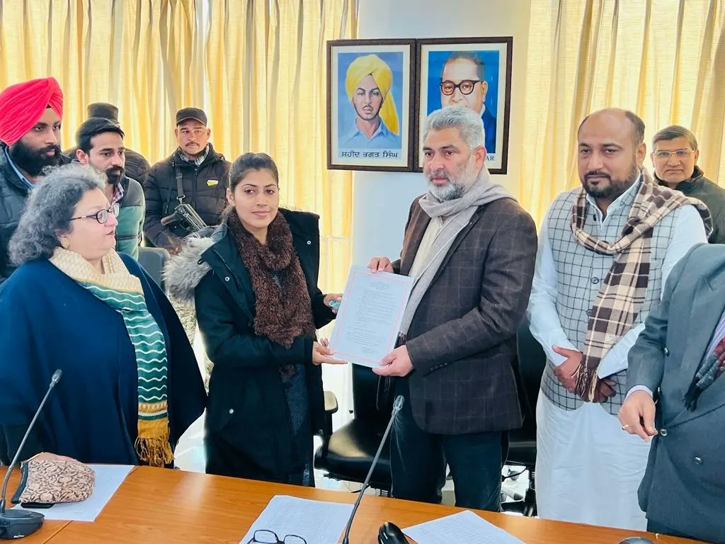 LC_Kataruchak's tweet photo. Distributed appointment letters to 46 clerks appointed under Forest Department at "Forest Complex Mohali" and wished them all the best for the future.... #AapInAction https://t.co/WRnmF0ey6r