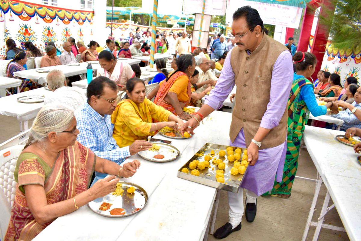 jitu_vaghani's tweet photo. ભાવનગરના દરબારગઢ સ્થિત શ્રી ભાવનગર જૈન શ્વેતામ્બર મૂર્તિપૂજક તપાસંઘના ઉપક્રમે અટલ બિહારી વાજપેયી હોલ ખાતે ભાવનગર મંડન શ્રી આદિનાથદાદાની 286મી સાલગીરીના મંગલ પ્રસંગે જૈન સમાજના શ્રેષ્ઠશ્રીઓ સાથે ઉપસ્થિત રહેવાનું અને ભંડારામાં શ્રાવક-શ્રાવિકાઓની સેવા કરવાનું સદ્દભાગ્ય સાંપડ્યું. https://t.co/ISnCVemF3U