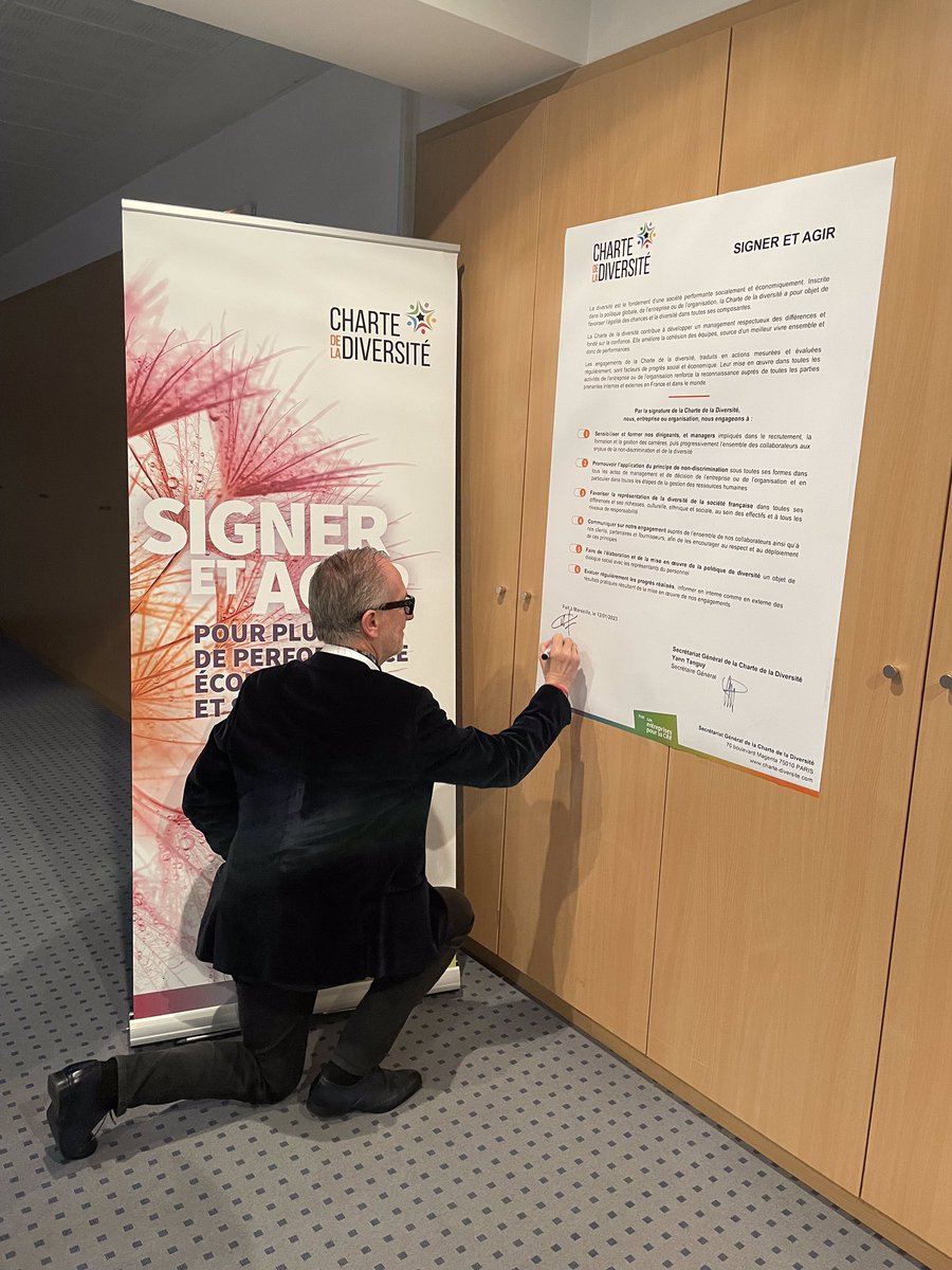 Citedesmetiers's tweet photo. Notre président @fabricegreffet a signé la @CharteDiversite 🖋 un #engagement qui renforce notre politique #diversité 🙏 #signeragir https://t.co/2Aq9wBt9sa
