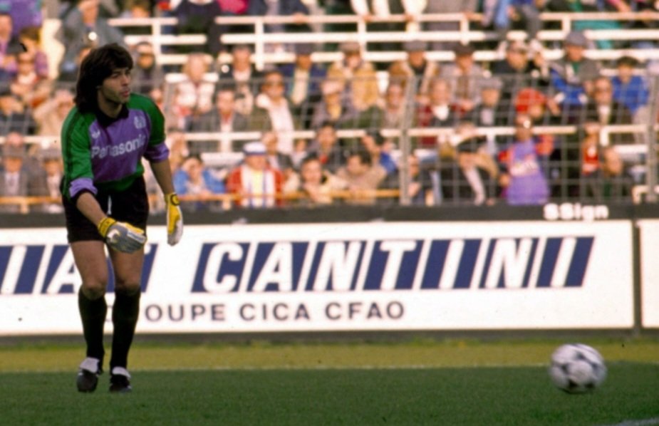 Joyeux anniversaire à Gaëtan Huard qui fête aujourd'hui ses 61 ans 🎂

👉 En conservant sa cage inviolée durant 1176 minutes, il est devenu détenteur du record d'invincibilité en <a href="/Ligue1UberEats/">Ligue1UberEats</a> ⛔️