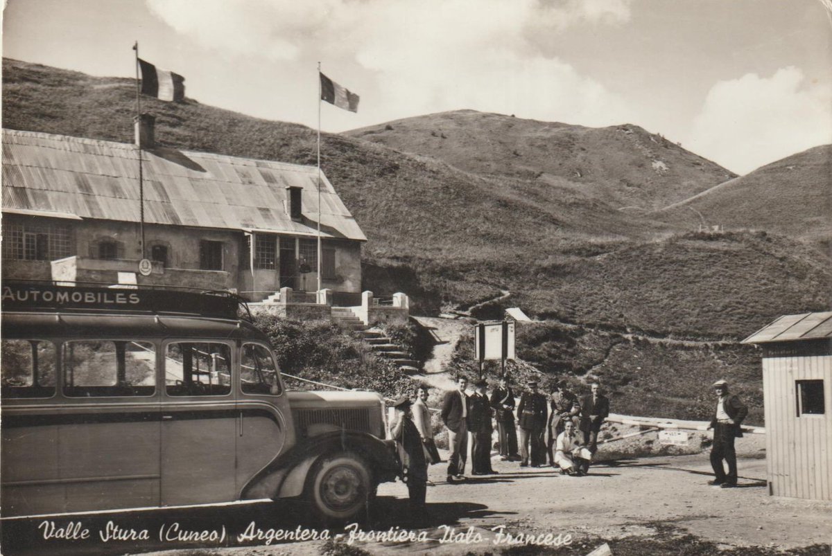 Pillandia's tweet photo. International border between Italy 🇮🇹 (foreground) and France 🇫🇷 (background) in the early 1950s.
https://t.co/dHTMlebAxH
#Argentera #ColledellaMaddalena #ColdeLarche #Maddalena #Argentière #Frontière #Cuneo #Coni #Riigipiir #Confine #Border #国境 #边界 #Граница #Grenze https://t.co/ZVHtzNEPCO