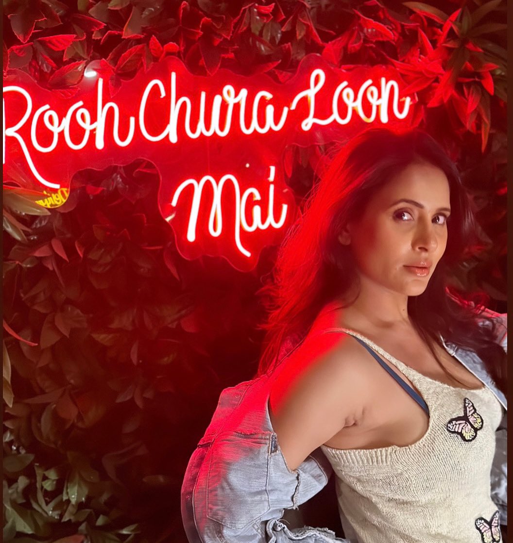 khandurishweta's tweet image. Rooh chura Loon Mai 🪄 
.
.
Photo courtesy: @shakirshaxx 🤗♥️
.
.
#roohchuraloonmai #glam #thatlook #classy #shwetaains #sk #redvibe