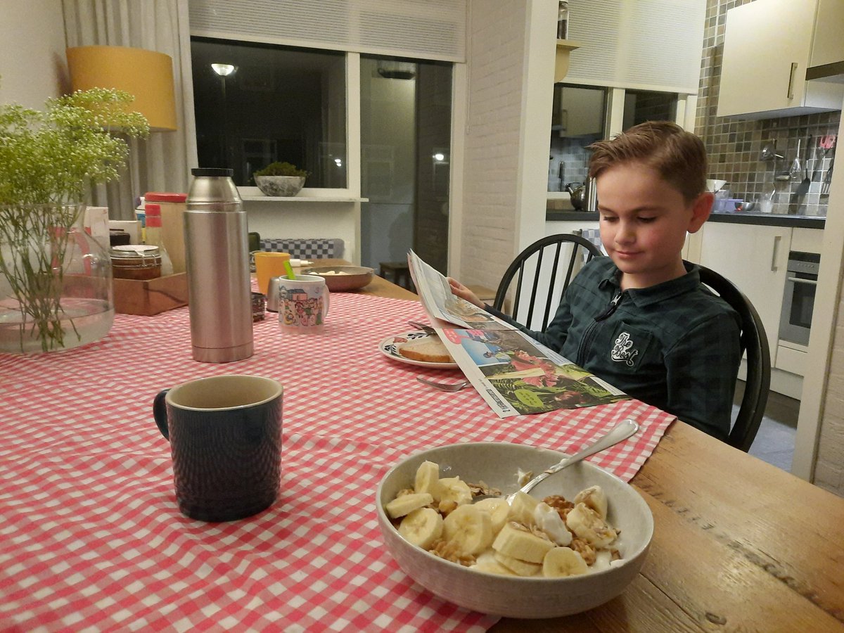 De krant is dood, lang leve de krant! Deze meneer heeft <a href="/KidsweekNL/">Kidsweek</a> ontdekt :-) #nieuwsdna #journalistindedop