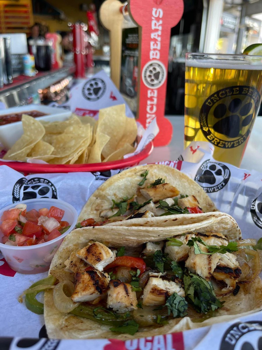 5 meetings today 😖…I’m so tired…however there could be a lot worse subjects for a midday meeting! @unclebearsbrew - Tatum…fajitas…yes, please. And yes, I definitely drank that margarita after I photographed it. 😋 #lovemyjob #pr #drinklocalaz