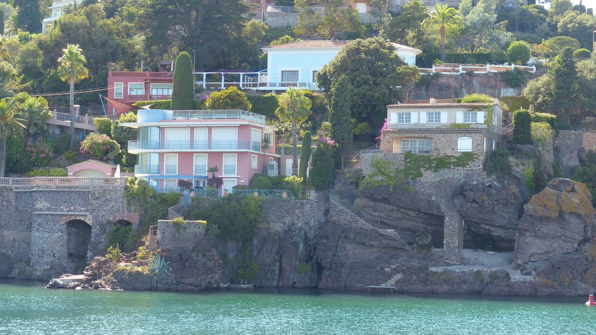 Théoule sur Mer et ses magnifiques villas
#CotedAzurFrance #JeudiPhoto #VisitCotedAzur #Tourisme #TheoulesurMer #TheouleTourisme #photodujour @VisitCotedazur @VilledeTheoule @OtTheoule