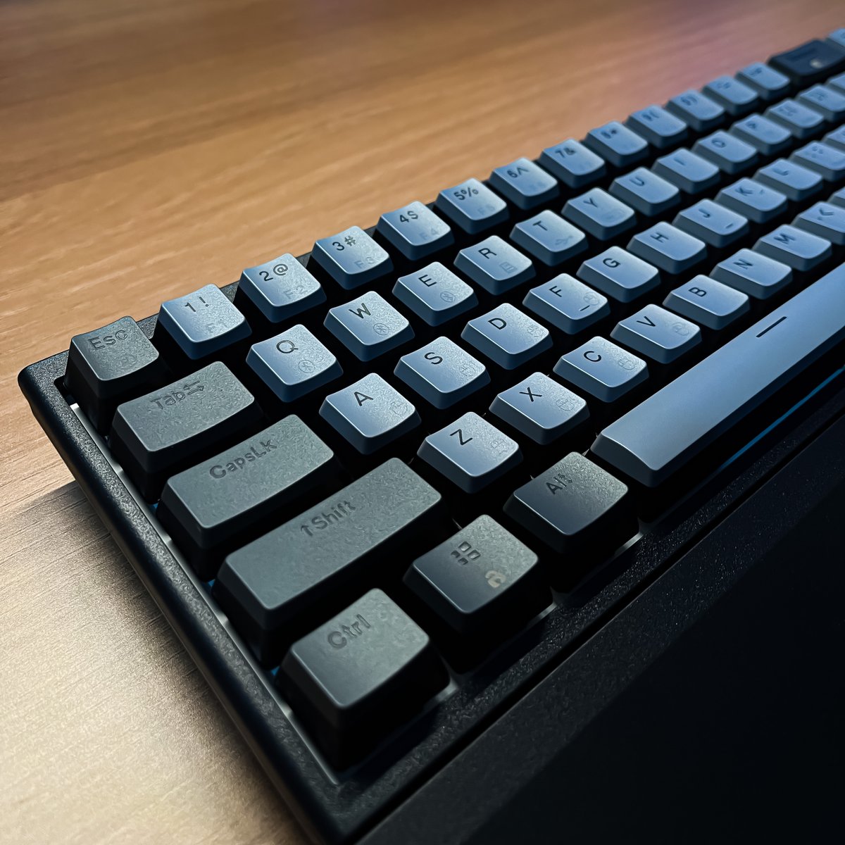 Hexgears1's tweet photo. X1 Pro hot-swappable wireless mechanical keyboard Dark Knight
📷 by @KevtechFr
👉https://t.co/jXB6CTApED👈
Click the link in my bio to check out more details ❗
#hexgears #kailh #keyboard #keyboardpc #keycaps #mechanicalkeyboard #puddingdesign #keeb #backlight #darkknight https://t.co/ssivujtcEQ