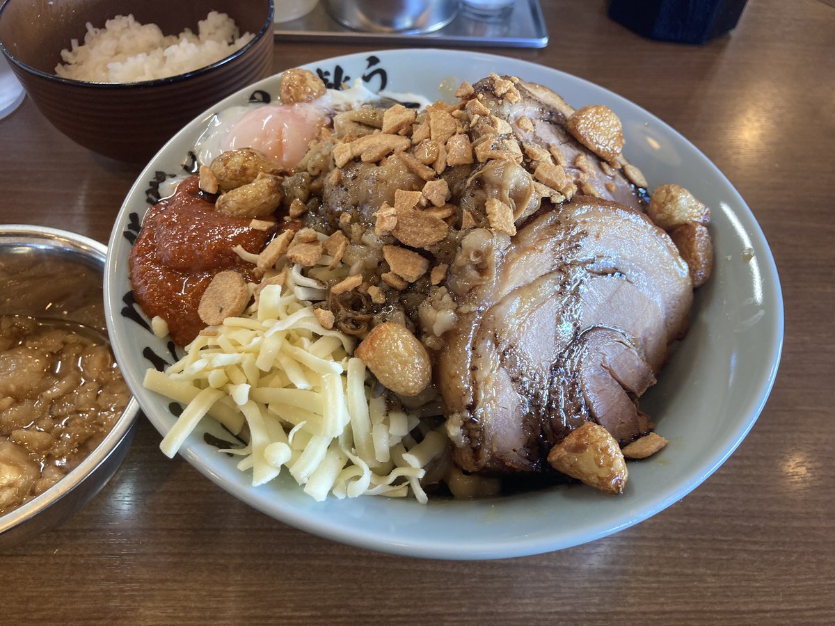 dungeonmeshi5's tweet image. 平田の哲二郎
みそまぜBLACK＋半ライス
今年初のラーメンは哲二郎！
トッピングはお勧めの揚げニンニク＋鬼の宴。
これ、めっちゃ美味いです。
濃い味なのに全く飽きない。
ネギトッピングも良さそうだなと考えながら完食。
ご馳走様でした。