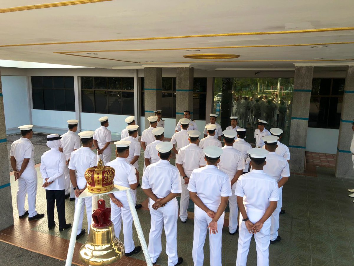 SKTLDMsitiawan's tweet photo. “The art of leadership is saying no, not saying yes. It is very easy to say yes”

Pemeriksaan pakaian oleh Pegawai Memerintah bagi memastikan tahap kesiagaan warga serta dasar 3K (#Kesegakan, #Kecergasan &amp; #Kesihatan) dipatuhi.

#ModalInsan
#TrainAndLead
#Kesiagaan
#NavyPeople https://t.co/9UPtvE0C7t