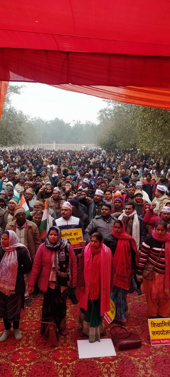 शिक्षामित्र सम्मान बचाओ रैली इको गार्डन लखनऊ में हजारों की संख्या में पहुंचे शिक्षामित्र,
    विगत 20 वर्षों से कार्यरत उत्तर प्रदेश के #शिक्षामित्र अपने भविष्य को लेकर बाबा जी के दरबार में अपनी मांगों को लेकर गए हैं <a href="/UPGovt/">Government of UP</a> <a href="/myogiadityanath/">Yogi Adityanath</a> <a href="/thisissanjubjp/">Sandeep Singh</a> <a href="/BJP4UP/">BJP Uttar Pradesh</a> <a href="/Aamitabh2/">Amitabh Agnihotri</a>