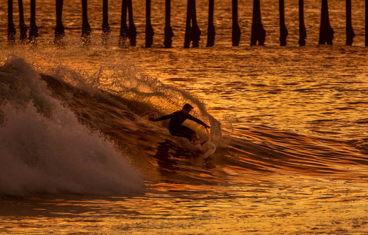 alschaben's tweet photo. Big tubes and colorful hues in Seal Beach. @latimesphotos @latimes https://t.co/KIEeZZl9rU