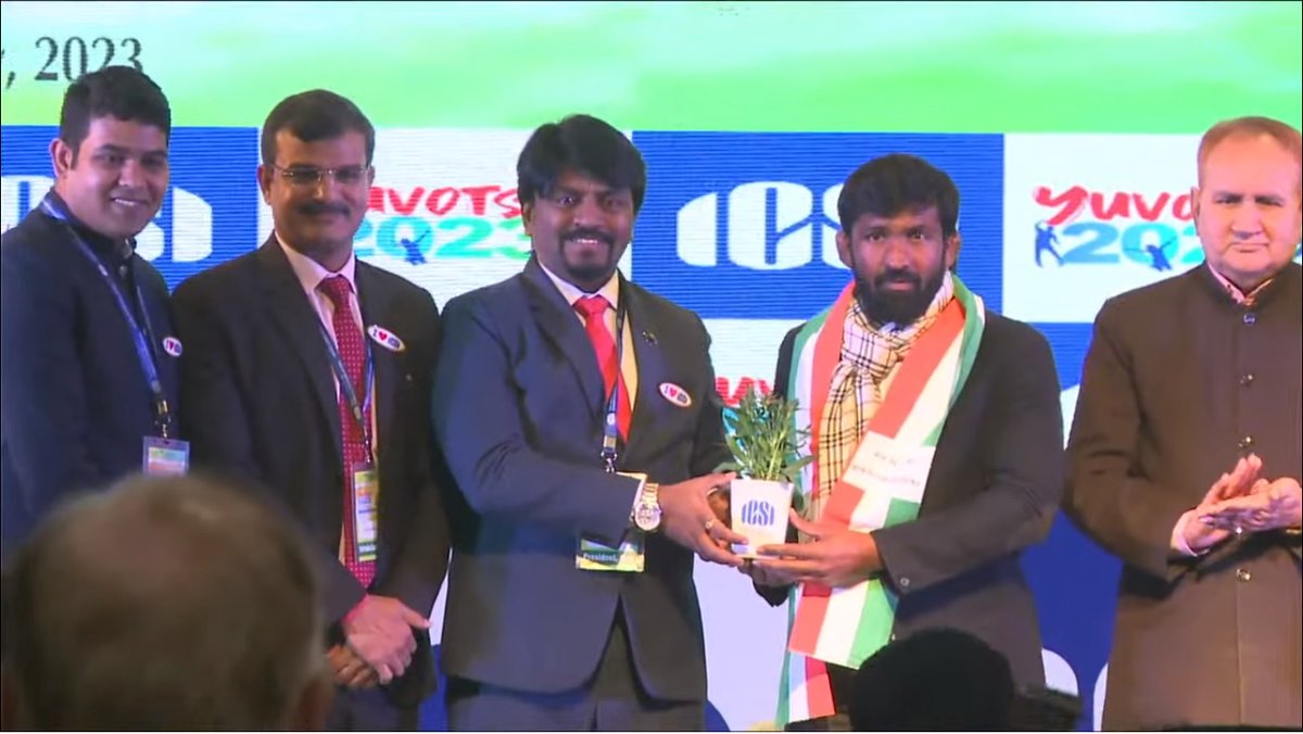 icsi_cs's tweet photo. #ICSI President, CS Devendra V. Deshpande felicitates Yogeshwar Dutt, Olympic Medalist, Commonwealth Gold Medalist, Asian Games Gold Medalist at #Yuvotsav 2023 #G20India #AmritMahotsav @g20org @AmritMahotsav @DuttYogi @IndiaSports @OfficialIGNOU https://t.co/FbI95iNlfU