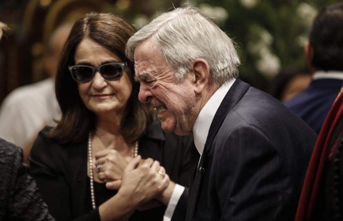 Σηκώνεσαι <a href="/PrimeministerGR/">Prime Minister GR</a>
 και πας κηδεία όπως αυτός πήγε στη κηδεία του πατέρα σου. Όταν είσαι ηγέτης διαμορφώνεις δεν σε διαμορφώνουν.
Ομως και ψηφοθηρικά να το δεις τα καφράκια που θα φώναζαν ποτε δε θα σε ψήφιζαν.