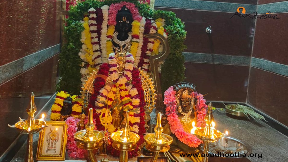 vinayaguruji's tweet photo. ಪರಮಪೂಜ್ಯ #ಅವಧೂತ_ಶ್ರೀ_ವಿನಯ್_ಗುರೂಜಿ ಅವರ ದಿವ್ಯ ಸಾನಿಧ್ಯದಲ್ಲಿ ಬೆಂಗಳೂರಿನ ಗಂಗಸಂದ್ರ ಕುಂಬಳಗೋಡು ಭೈರವನಾಥ #ಆಶ್ರಮದ ಉದ್ಘಾಟನಾ ಕಾರ್ಯಕ್ರಮ ಗುರುವಾರ ನಡೆಯಿತು. ಅವಧೂತರು ಭೈರವ ಸ್ವಾಮಿಗೆ ವಿಶೇಷ ಪೂಜೆಗೈದು ಭಕ್ತ ಅನುಯಾಯಿಗಳಿಗೆ ಶುಭಾಶೀರ್ವಚನ ನೀಡಿದರು.
#Avadhootha #Inauguralprogram #Bhairavanath #Ashram #specialpuja https://t.co/fysyq9h1OZ