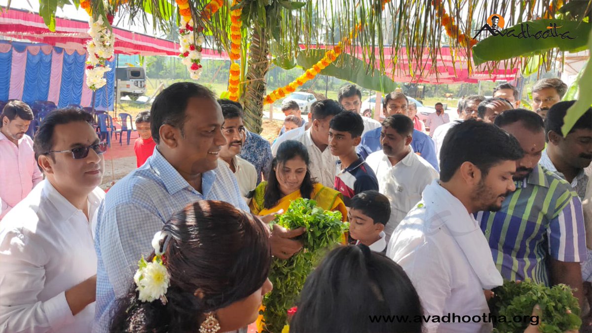 vinayaguruji's tweet photo. ಪರಮಪೂಜ್ಯ #ಅವಧೂತ_ಶ್ರೀ_ವಿನಯ್_ಗುರೂಜಿ ಅವರ ದಿವ್ಯ ಸಾನಿಧ್ಯದಲ್ಲಿ ಬೆಂಗಳೂರಿನ ಗಂಗಸಂದ್ರ ಕುಂಬಳಗೋಡು ಭೈರವನಾಥ #ಆಶ್ರಮದ ಉದ್ಘಾಟನಾ ಕಾರ್ಯಕ್ರಮ ಗುರುವಾರ ನಡೆಯಿತು. ಅವಧೂತರು ಭೈರವ ಸ್ವಾಮಿಗೆ ವಿಶೇಷ ಪೂಜೆಗೈದು ಭಕ್ತ ಅನುಯಾಯಿಗಳಿಗೆ ಶುಭಾಶೀರ್ವಚನ ನೀಡಿದರು.
#Avadhootha #Inauguralprogram #Bhairavanath #Ashram #specialpuja https://t.co/fysyq9h1OZ