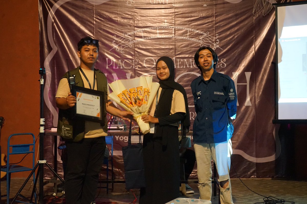 RPC_UMY's tweet photo. [DOKUMENTASI DAY-3]

Minggu, 8 Januari 2023 telah dilaksanakan open gallery hari terakhir pameran perdana RPC 19, Penghargaan Pameris terbaik dan juga live music yang berlangsung di Sangkring Art Space. 
Kegiatan ini sekaligus mengakhiri seluruh rangkaian Pameran Perdana RPC 19 https://t.co/2fE7mVUfA8