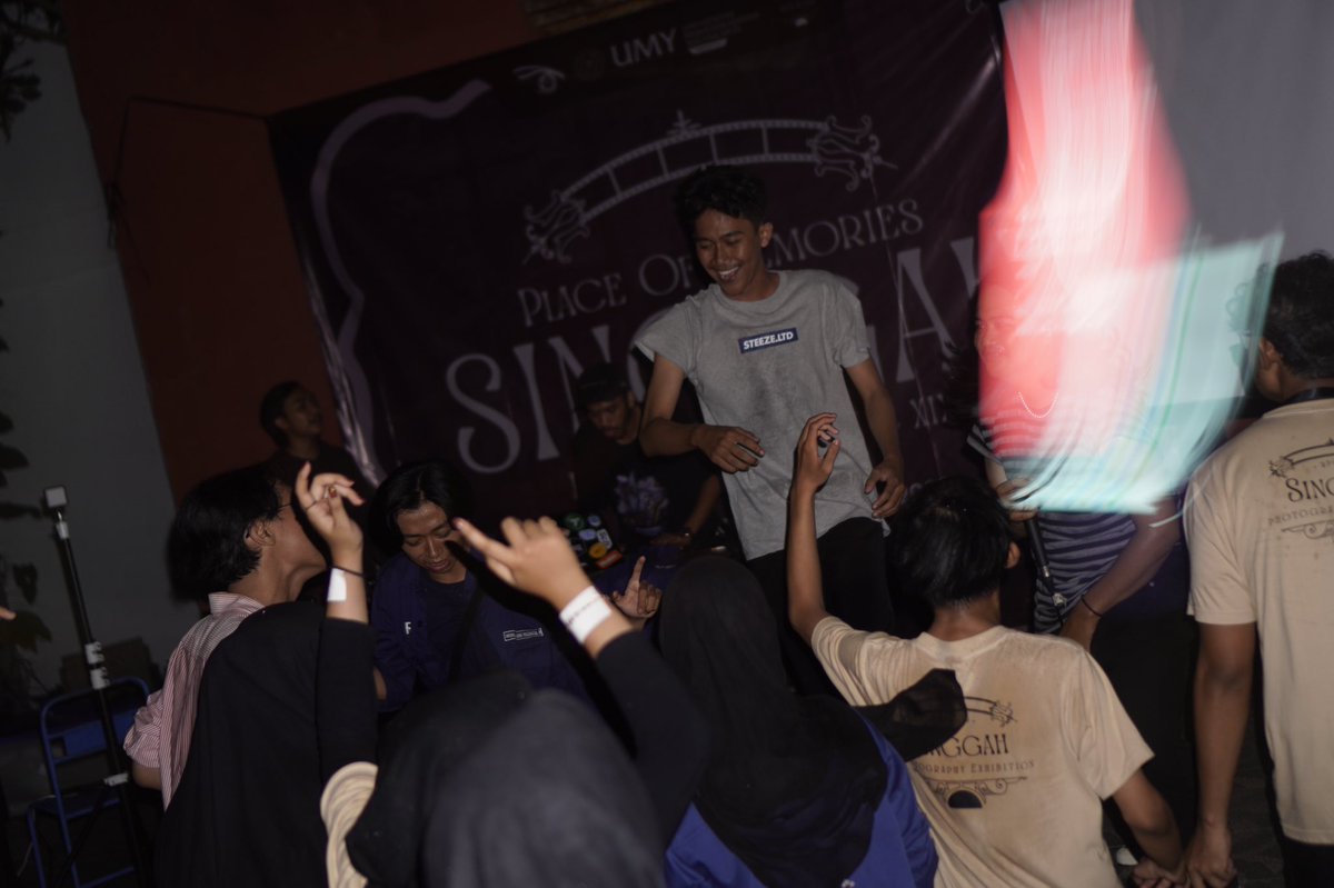 RPC_UMY's tweet photo. [DOKUMENTASI DAY-3]

Minggu, 8 Januari 2023 telah dilaksanakan open gallery hari terakhir pameran perdana RPC 19, Penghargaan Pameris terbaik dan juga live music yang berlangsung di Sangkring Art Space. 
Kegiatan ini sekaligus mengakhiri seluruh rangkaian Pameran Perdana RPC 19 https://t.co/2fE7mVUfA8