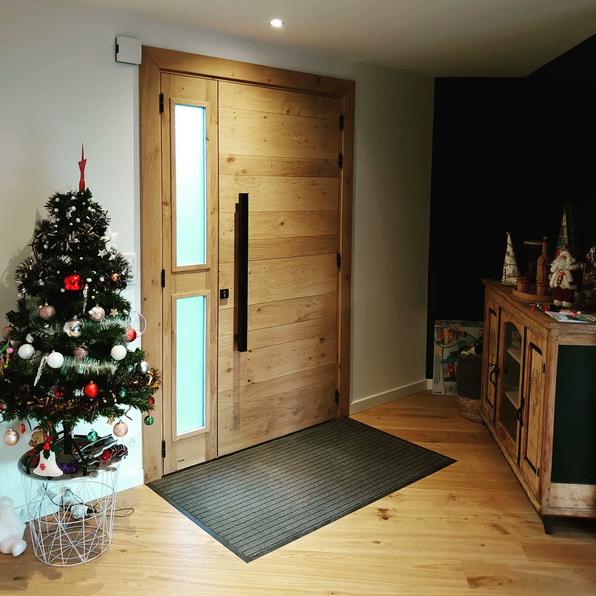 lascube's tweet photo. Porte d'entrée Chêne massif finition brossée vernis aspect bois brut.
Atelier de création à #Ainhoa au #paysbasque #euskalherria .
#decoration #maison #home #cosi #interiordecor #casa #artisan #made in #Ainhoa https://t.co/b0Ft7OQLmQ