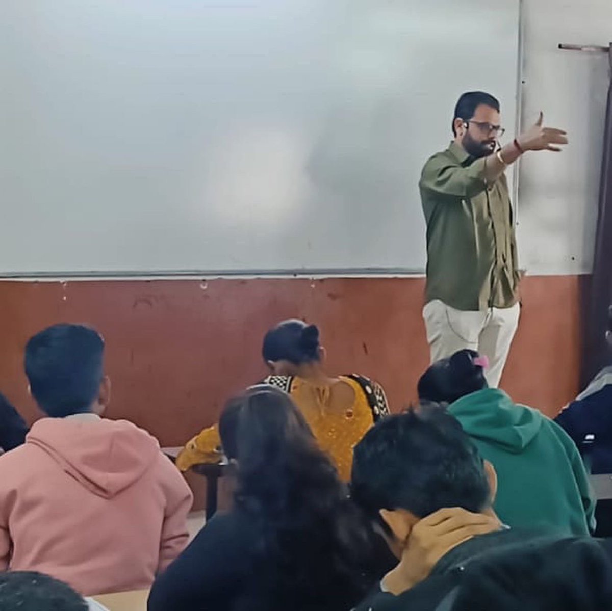 harishbana7's tweet image. स्वामी विवेकानंद जी की जन्म-जयंती पर कोटिशः वंदन 👏🏻
राष्ट्रीय युवा दिवस की शुभकामनाएँ 🎉 इस अवसर पर परिज्ञान क्लासेज द्वारा रीट की तैयारी करने वाले युवाओं हेतु टेस्ट सीरीज़ का आग़ाज किया गया, जिसमें सैकड़ों प्रतियोगी योद्धाओं ने भाग लिया।#SwamiVivekananda #harish_bana #parigyaan