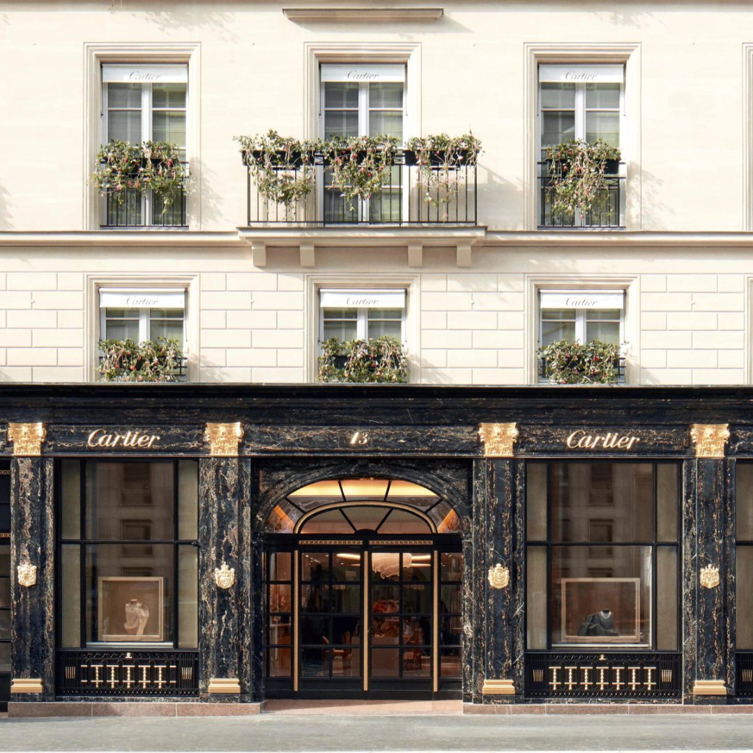 La histórica boutique de <a href="/Cartier/">Cartier</a> vuelve a París. 
Todo empezó en 1898, cuando Louis Cartier, se une a la Maison y decide trasladar la boutique al número 13 Rue de la Paix.

(Todos los detalles en el link de la bio.)

#theluxurytrends #cartier #paris #altacostura #arquitectura