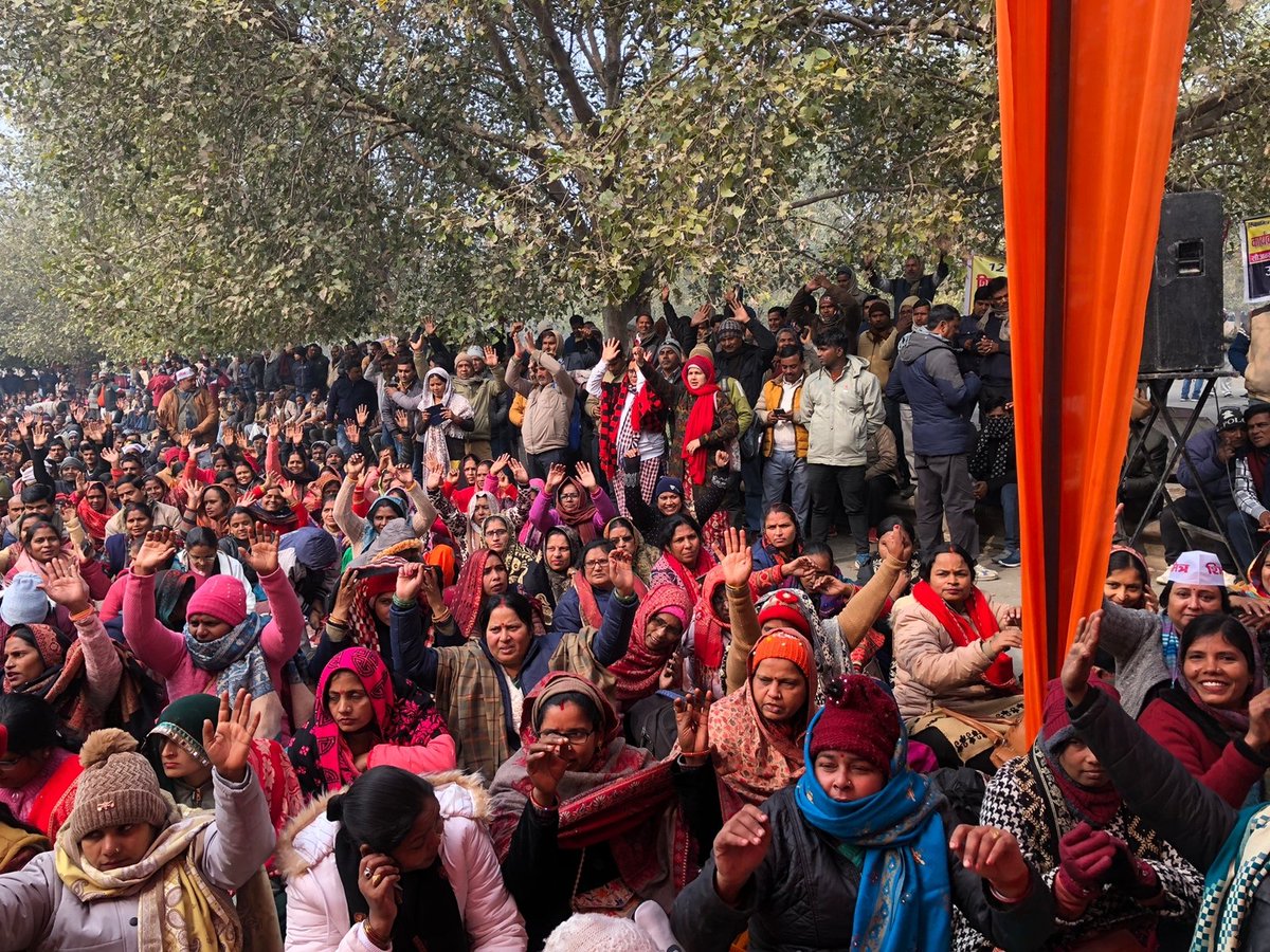 हे महानायक!
आज आपके दरबार में शिक्षामित्र करुण स्वर में आपको पुकार रहे हैं।आज आप उनकी वेदना ज़रूर सुनिएगा।
दर-दर की ठोकरें खाकर आपके दरबार में पहुंचे हैं, आज आप खाली हाथ मत लौटाइएगा।
आज आप शिक्षामित्रों का सहारा बन जाइएगा।
आपके दरबार की जय हो।
<a href="/myogiadityanath/">Yogi Adityanath</a> 
<a href="/myogioffice/">Yogi Adityanath Office</a>