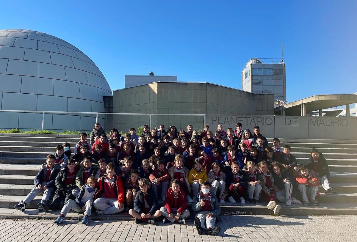 Los alumnos de 4º de primaria han realizado una visita al Planetario de Madrid, donde han disfrutado de Polaris, una divertida proyección en formato fulldome, con la que han profundizado en sus conocimientos sobre el espacio y los planetas.