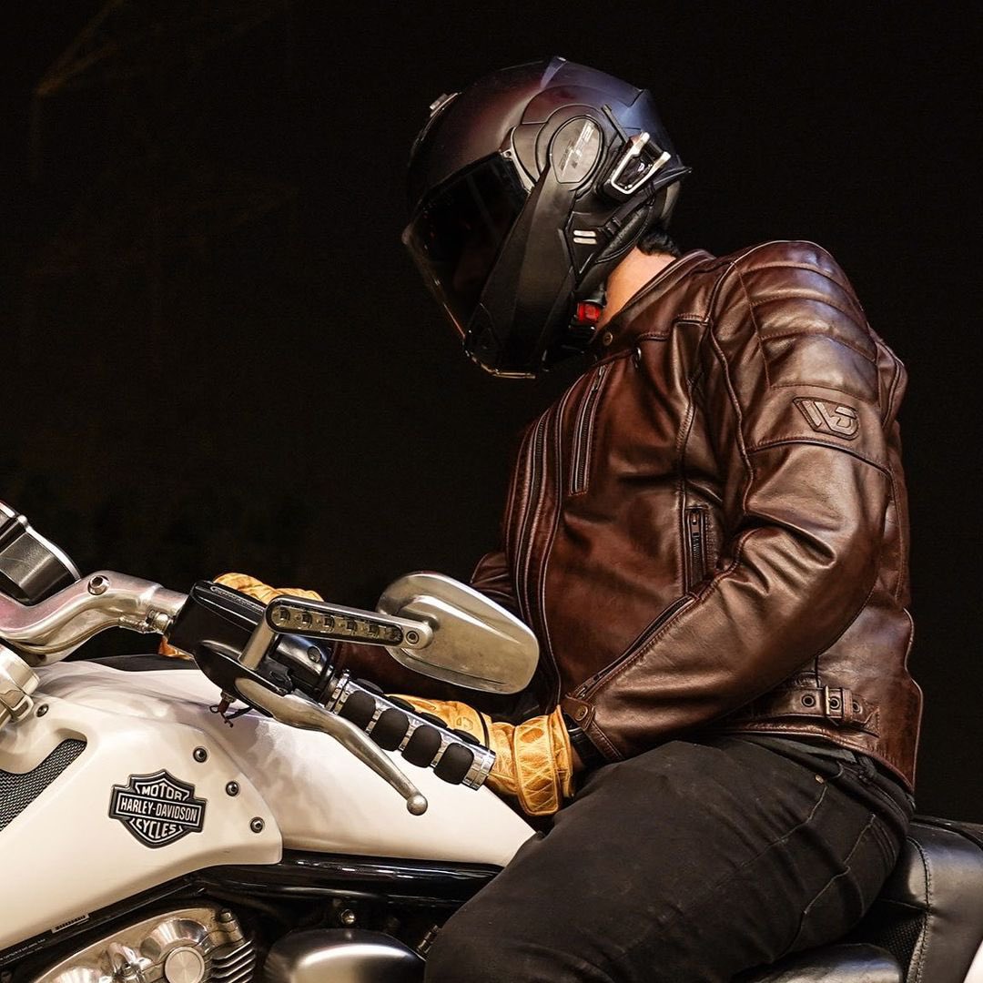 Thunder Leather Jacket ⚡
Crafted for Timeless style & Effortless confidence.
#ridetolive 🏍
#wdmotorsports #MotorcycleLeatherJacket #BikerLeatherJacket #LeatherJacket #RiderStyle #RideInStyle #MotorcycleFashion #BikerFashion #MotorcycleGear #MotorcycleRider #RidingStyle