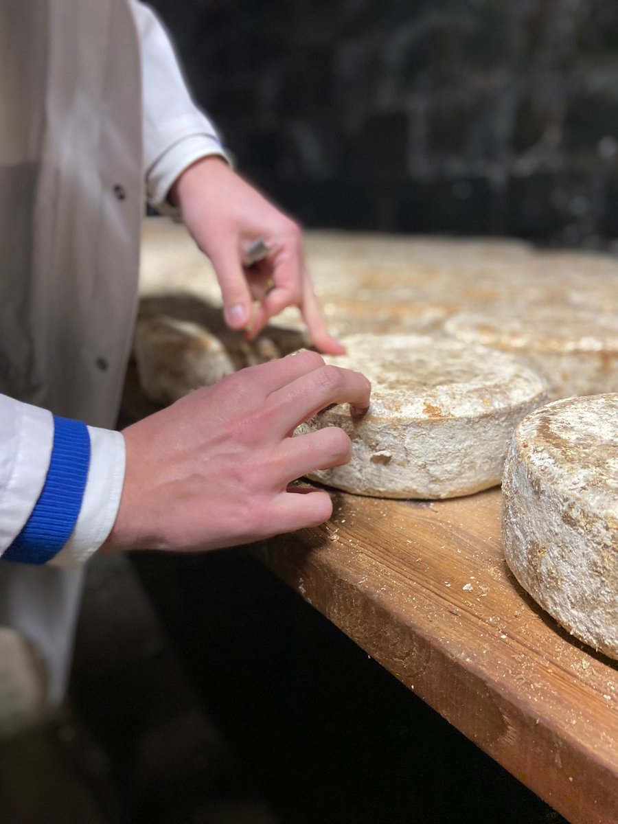 Un privilège exceptionnel de visiter la dernière cave d'affinage naturelle de Cantal. ( Ancien tunnel SNCF )