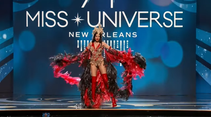 ArchiveInt's tweet photo. 🇹🇷 What can you do if you want to turn trash into a fabulous, environment-friendly outfit?

Miss Turkey Aleyna Şirin can show you how it is done.

#MissUniverse   #UniverseIsAll https://t.co/516FUGgwAm