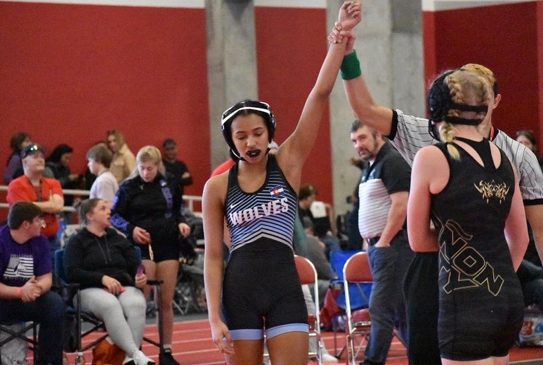 KMStallworth's tweet photo. When your daughter joins girls wrestling for the 1st time mid-season, made Varsity, & you never could've imagined her wrestling... LOL Great job Samira! 🥰🤷🏼♀️🏆😍😁
#GirlsWrestling #Varsity #VRHS #VistaRidge #WeR_VR #ProudMama #WrestleLikeAGirl #RiseUp #Grind #NeverGiveUp 💕Kiki https://t.co/Ov6GqGQpmd