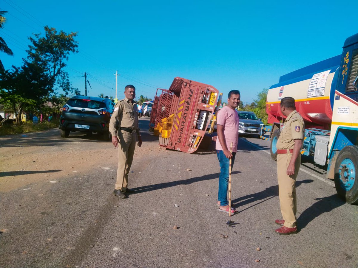 chnpolice's tweet photo. ದಿ:11-01:23 ರಂದು 15:38 ಗಂಟೆಯಲ್ಲಿ ಬೇಗೂರು ಠಾಣಾ ವ್ಯಾಪ್ತಿಯ ರಾಘವಪುರ ಗ್ರಾಮದ ಬಳಿ ಕಾರು & ಈಚರ್ (Eicher) ಗೂಡ್ಸ್ ವಾಹನಗಳ ನಡುವೆ ಅಪಘಾತವಾಗಿದೆ ಎಂದು ERSS 112 ಗೆ ಕರೆ ಬಂದಿದ್ದು ಹೊಯ್ಸಳ-01 ಅಧಿಕಾರಿಗಳು ಸ್ಥಳಕ್ಕೆ ಧಾವಿಸಿ ಗಾಯಗೊಂಡ04 ಜನರನ್ನು 108 ವಾಹನದಲ್ಲಿ ಆಸ್ಪತ್ರೆಗೆ ಕಳುಹಿಸಿ ಠಾಣೆಗೆ ಮಾಹಿತಿ ನೀಡಿರುತ್ತಾರೆ.#SPchn https://t.co/mWm4oTL16j