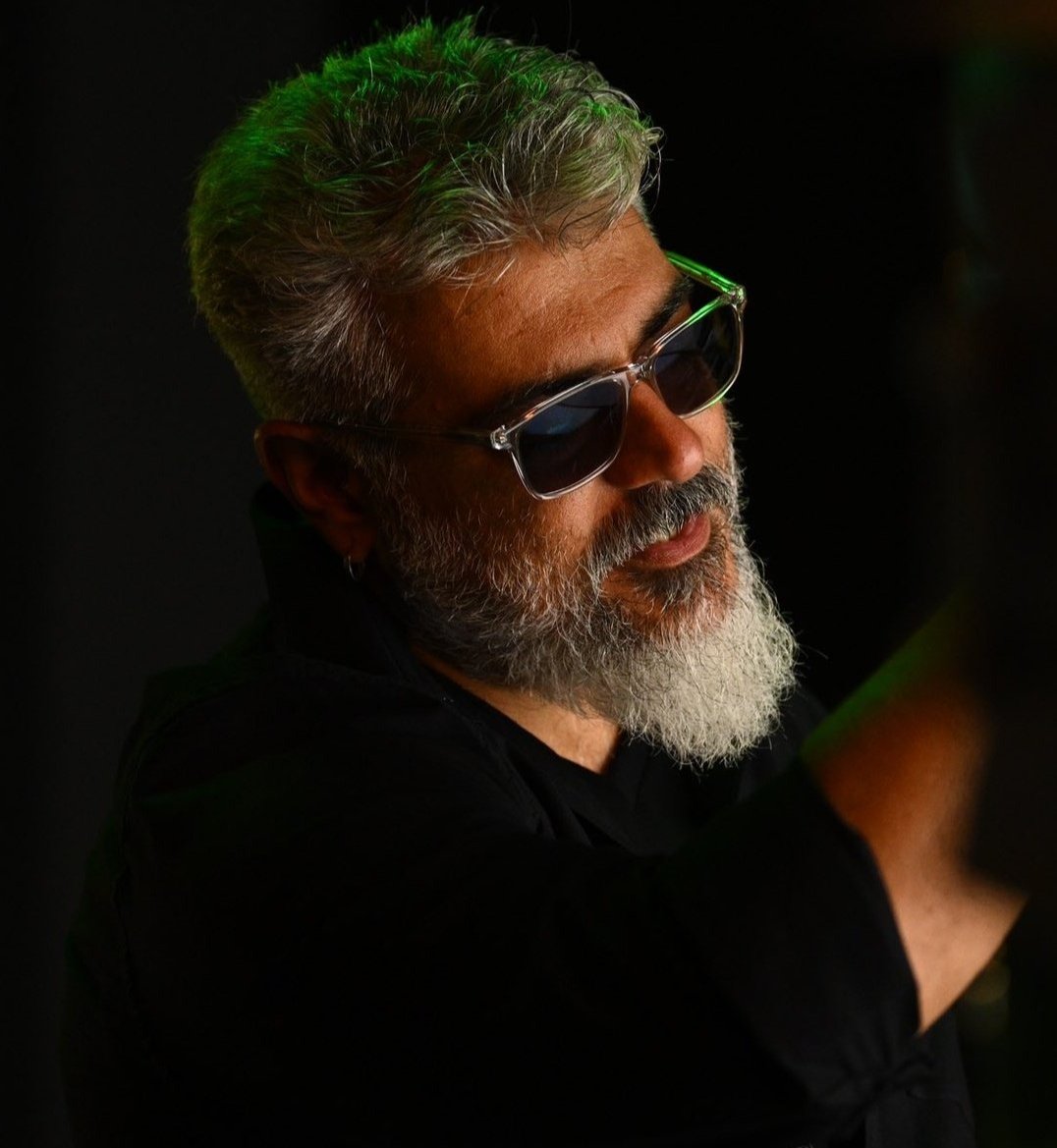TOlMovies's tweet photo. Who's Looking Stylish In Cooler ?
https://t.co/nxsvQbRQZB

         🔄#AJITH                  ❤️#VIJAY https://t.co/wW7W8zMyZw