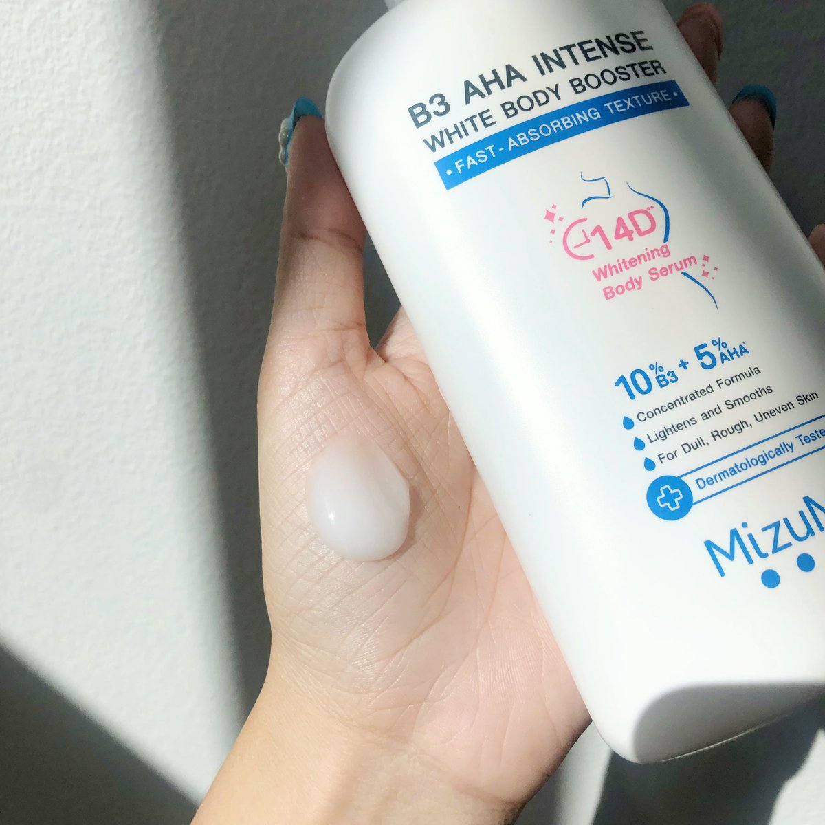 kypreview's tweet photo. ไปเที่ยวเจอแดด เจอลม ผิวคล้ำเสียไม่ไหวว เรากู้ผิวด้วย MizuMi White Body Booster เอามาโบกเช้า-เย็นเลยจ้า สารสกัดเน้นๆ มีวิตามินB3 และ AHA ที่ช่วยผลัดเซลล์ผิวและปรับผิวให้ดูกระจ่างใส หลังใช้รู้สึกผิวดีขึ้นจริง ที่ชอบเลยคือเนื้อโลชั่นไม่เหนียว เก็บความชุ่มชื้นดี🤟🏻 #HowtoPerfect https://t.co/fyvUdBp1FM