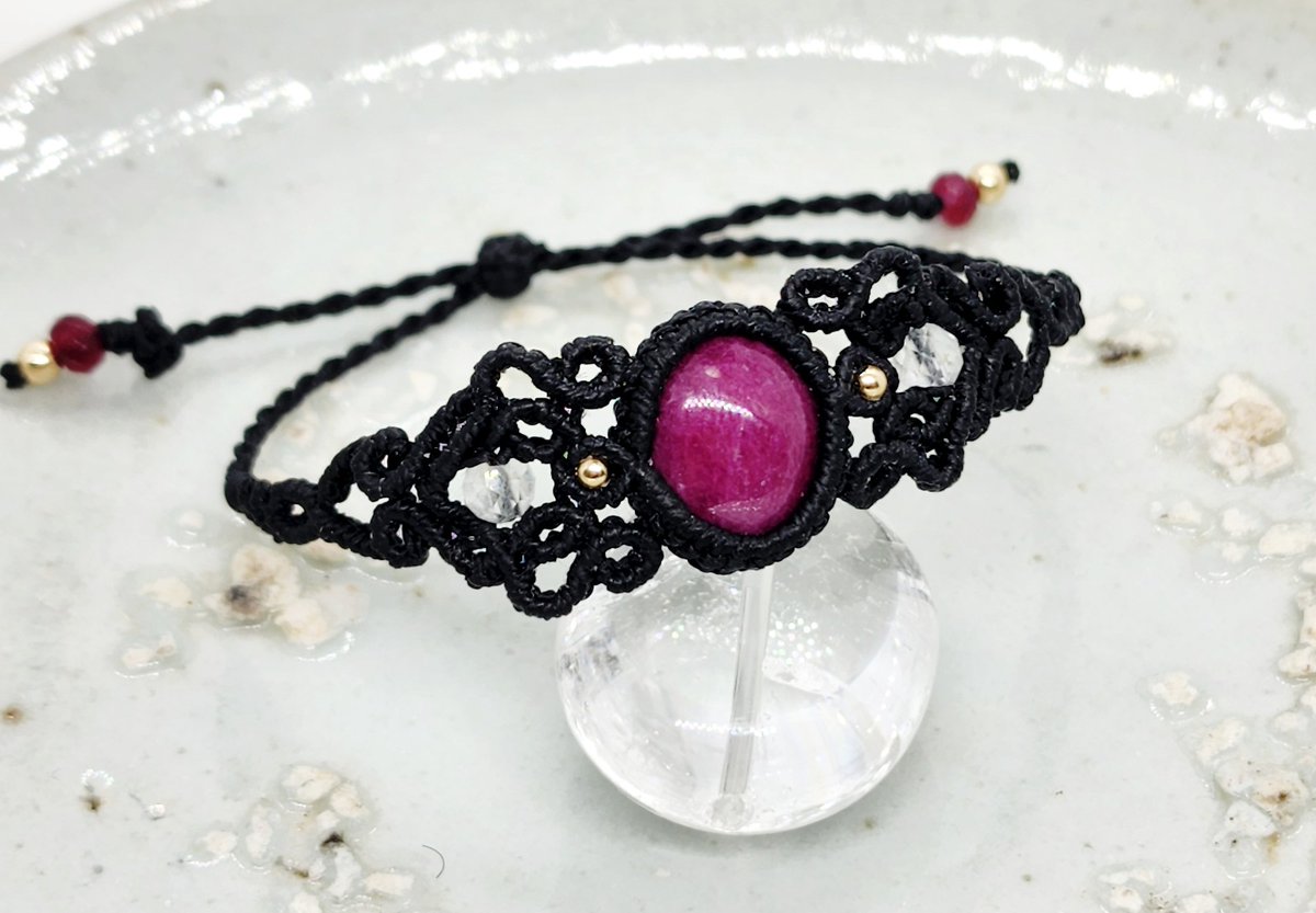 macrame_thej's tweet photo. 천연루비의 아름다움
#루비팔찌  #매듭팔찌  #더제이
#마크라메더제이  #macramebracelet https://t.co/cWKynjPvRb