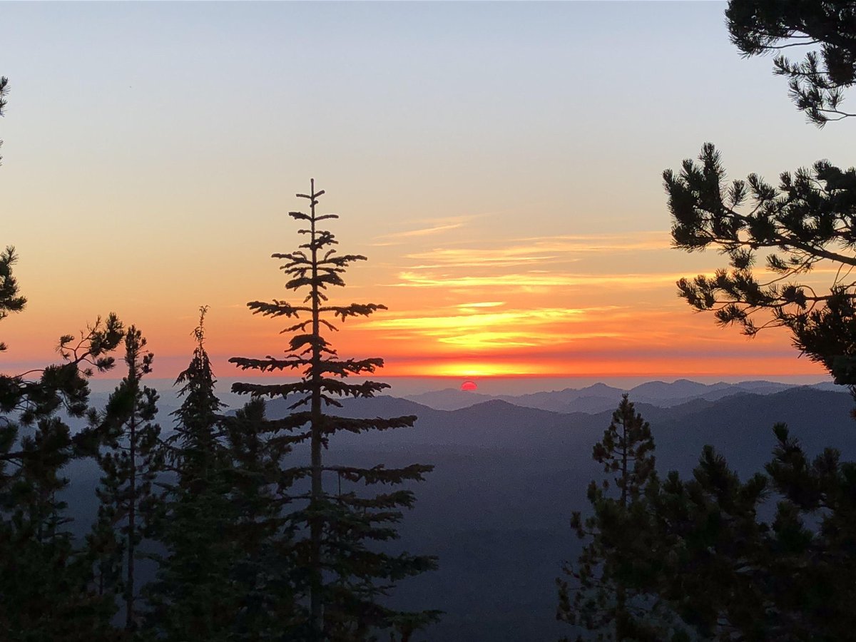 ForestServiceNW's tweet photo. Sun slips behind hills
Distant mountain peaks receive 
Last day’s sun kisses https://t.co/o41yW0AhR0