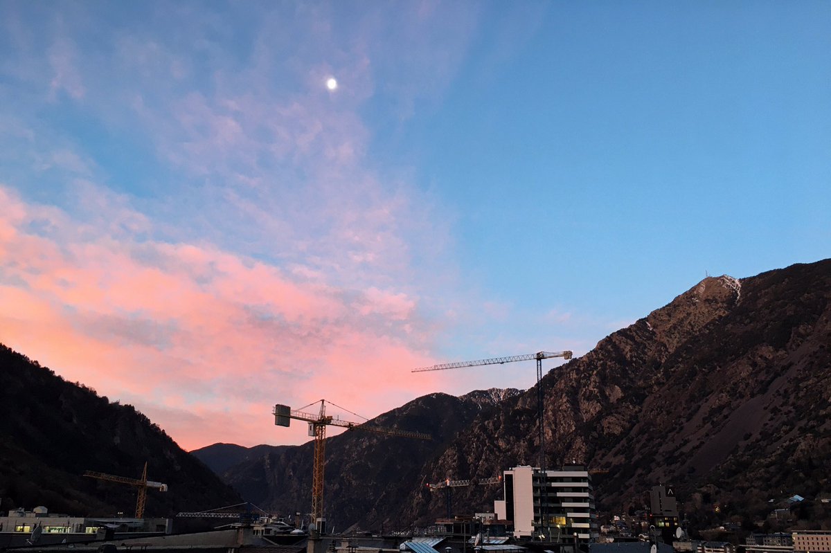 Adria_Archilla's tweet photo. Escriure la tesis doctoral des de casa té les seves coses 🥰 #Andorra #Matinal https://t.co/tBhePNDjpz