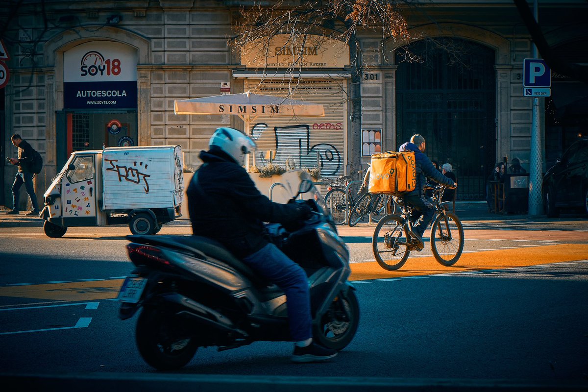 Chromatic alignment 

📸 Fujifilm X-T3

📷 Fujinon XF 18-55mm F2.8-4 R LM OIS

⚙️ Distance 55.0 mm - ISO 160 - f/8.0 - Shutter 1/320

#barcelona #city #street #streetphotography #urbanphotography #bicycle #rider #delivery #bicyclelane #motorbikes #motorcyclevan #photography