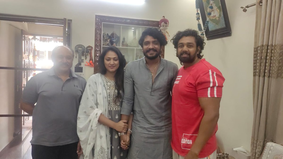 Dhruva_sarja06's tweet photo. @ImSimhaa SIR❤️💍😍 @HariPrriya6 madam 
 ಮದುವೆಯ ಆಮಂತ್ರಣ 
#National #prince ❤💪
#DHRUVA BOSS 💪💪❤❤
Jai Hanuman💪  #DS_BOSS 💪 https://t.co/NakS0fFPV8