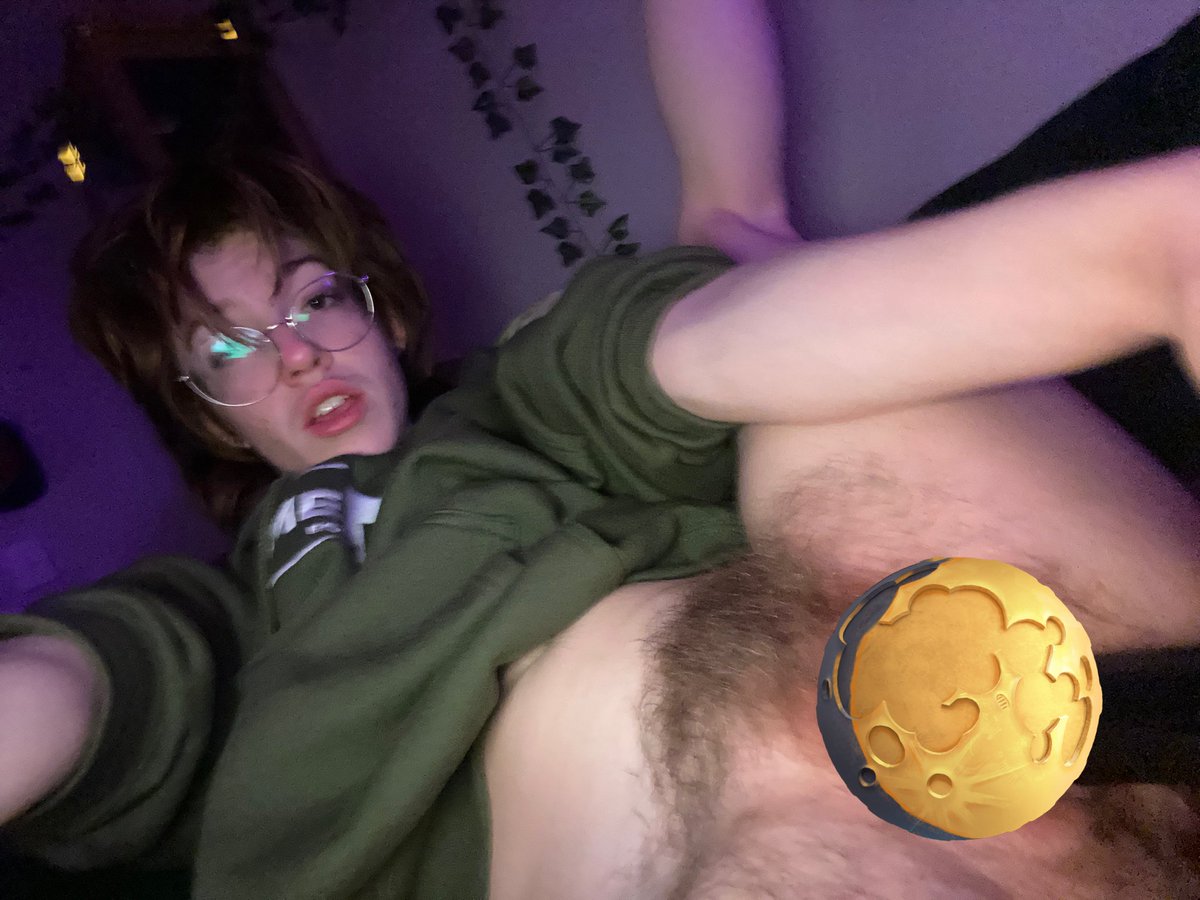 shotgunarcher's tweet photo. fucking myself on the couch while he sleeps next to me🥰🤭 https://t.co/x7bpyA82zn