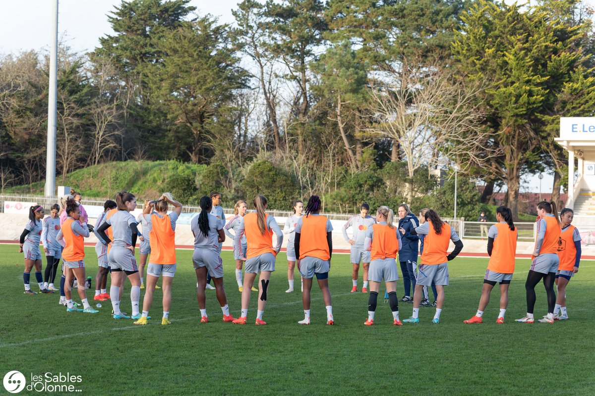 VilleDesSables's tweet photo. Hier matin, les Championnes de France et d'Europe 2022 ont profité du cadre exceptionnel de la plage de #Tanchet avant d'investir le stade de la Rudelière pour un entraînement musclé. Nos footballeuses du @StadeOlonnaisFC ont eu la chance de les rencontrer. Le pied.
2/2 https://t.co/suIrAvLsxS