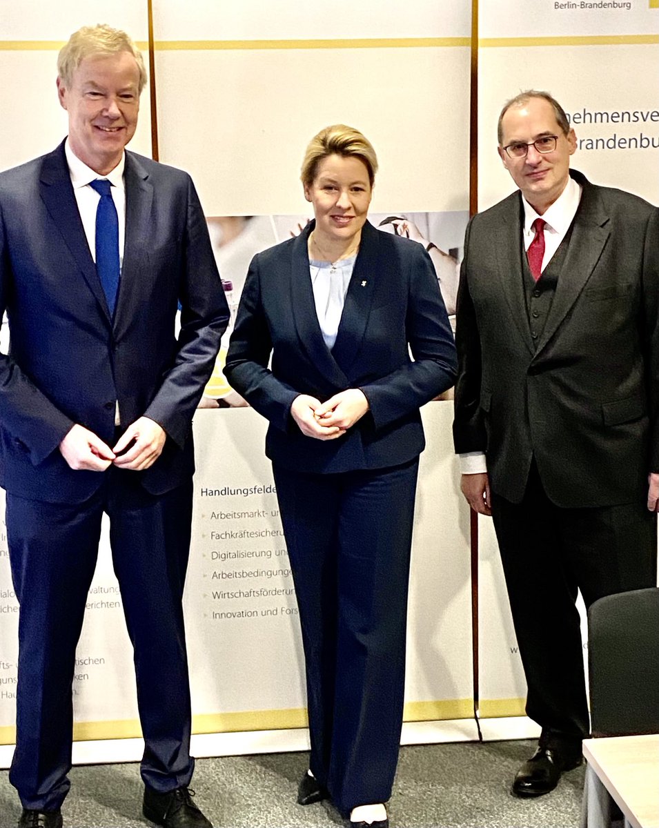 Heute zu Gast beim Wirtschaftspolitischen Frühstück der UVB: die Regierende Bürgermeisterin ⁦<a href="/FranziskaGiffey/">Franziska Giffey</a>⁩. Es geht es um die Bewältigung der Krisen und der Transformation in vielen Bereichen. Auf dem Bild mit Präsident ⁦<a href="/stefanmoschko/">moschkostefan</a>⁩ &amp; HGF Christian Amsinck.