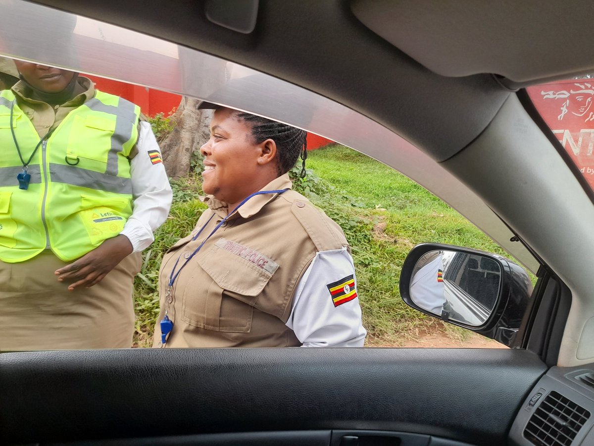 Kisakye the traffic officer on the junction of jinja Rd lugogo bypass. This morning was picking rocks filling a pothole to ease traffic movement.  Amazing officer this lady .<a href="/FredEnanga1/">Fred Enanga</a> <a href="/PoliceUg/">Uganda Police Force</a> kudos <a href="/pjkakande/">Peter John Kakande</a> <a href="/AndrewMwenda/">Andrew M. Mwenda</a> <a href="/AKasingye/">AIGP(Rtd) Asan Kasingye</a>