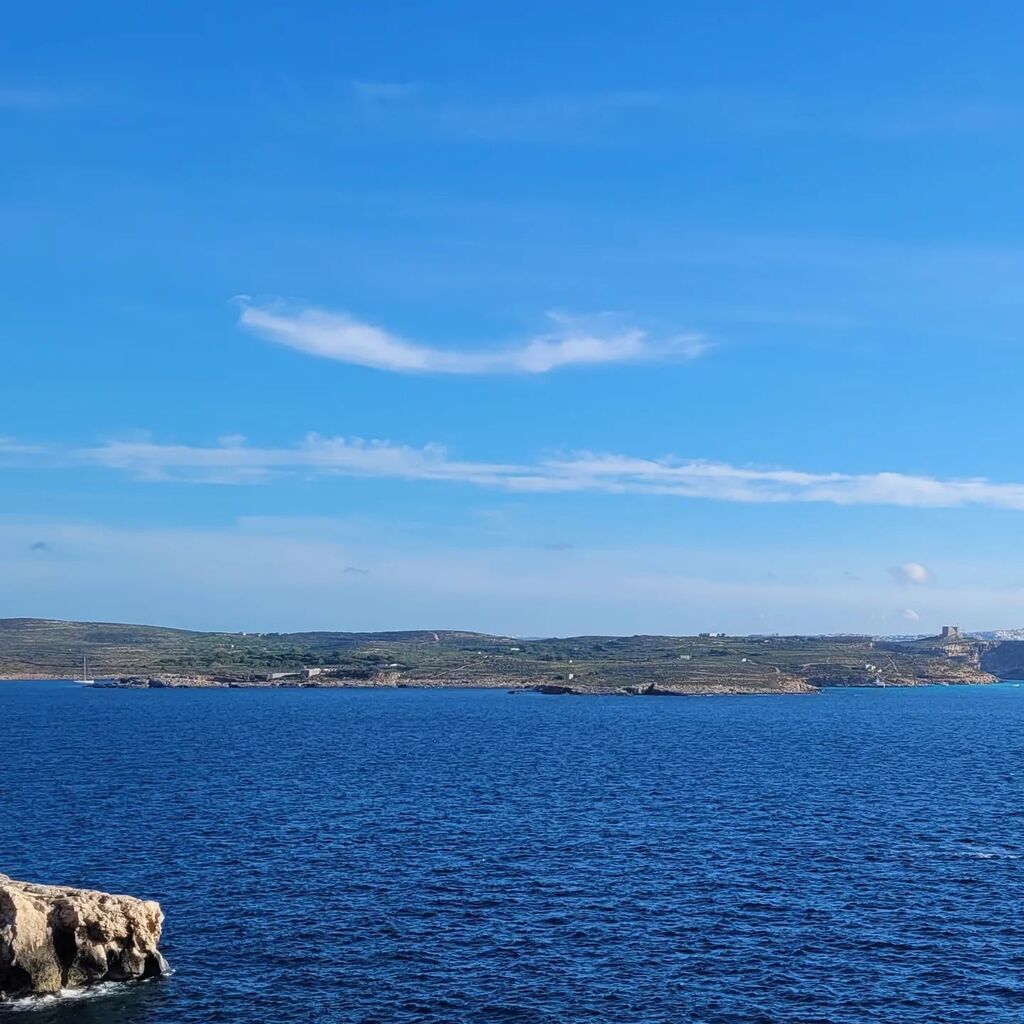 KerryMG's tweet photo. The idyl of Comino. Only to be appreciated at this distance.
.
.
.
.
#comino #hondoq #mgarr #Malta #lovinmalta #maltaphotography #visitmalta #hiddenmalta #maltacharm #igmalta #maltaismore #maltagram #maltalovers #maltaisland
 #lovemalta #spread_your_arms… https://t.co/lMymiJ6fpy https://t.co/BNQHfMGe5I