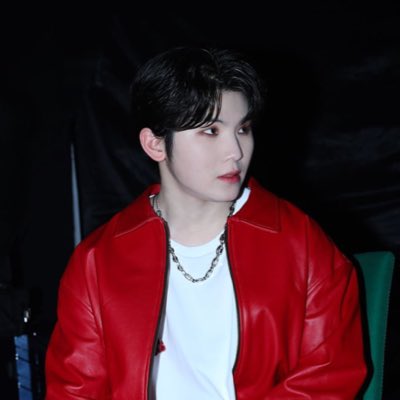 nagpalit ulit ako kasi gusto ko black din background ko. :D

#NewProfilePic