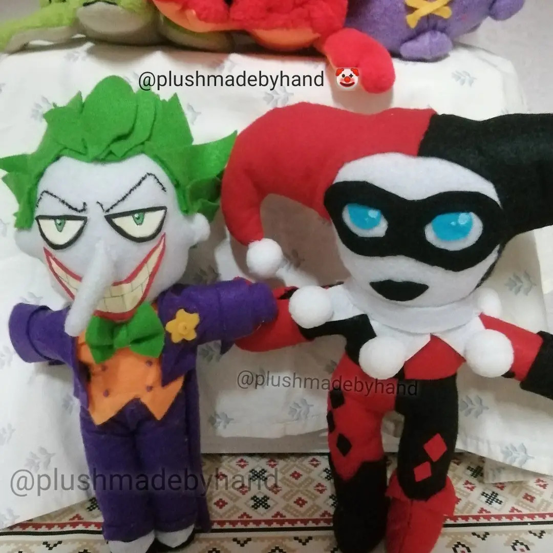 spizzina00's tweet photo. Every now and then I make some puppets.
I also create them on commissions.
Joker and Harley. 🥰
Se vi interessa questi sono disponibili. 😉
#joker #thejoker #puppets #peluche #handmade #fattoamano #cucito #craft #craft #dcfan #harlayquinn https://t.co/mHaX8JJrZd